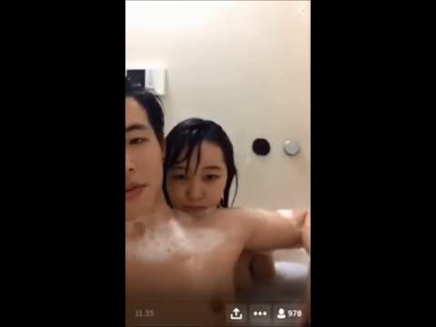 浴室で彼女の胸が飛び出した