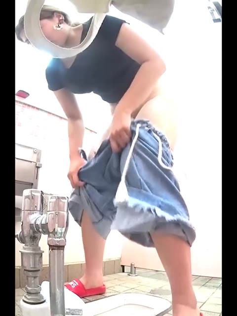 海辺の和式トイレを2台のカメラで撮影してみました。排泄と着替え 3人のゲイ