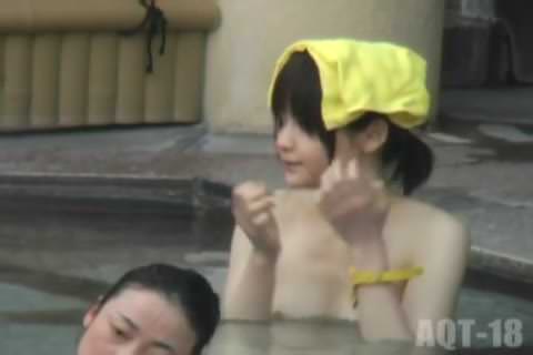 露天風呂、三つ編みの美女