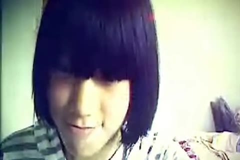 無修正：パンティ姿のパイパンマンコ生中継