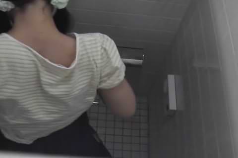 [無修正] 個室トイレに入ってすぐにウンチ！顔が見える排泄シーン ★ トイレでミコを盗撮