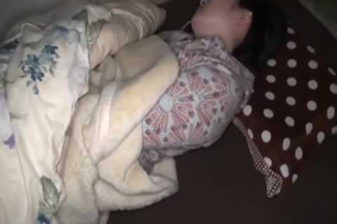 スタイル抜群の女の子が泥酔してぐっすり眠っているので、私は決心した： 「これだ！」と彼女の服を脱がせ、弄って挿入した ☆