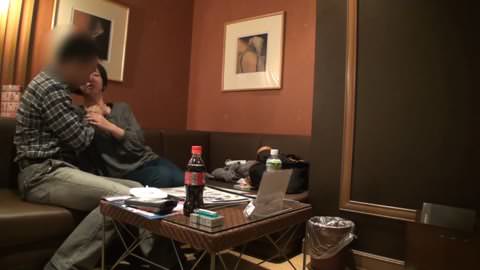 【プライベート動画】おじさんが真面目な♥18歳の女の子にセックスの快楽を教える♥お腹に射精