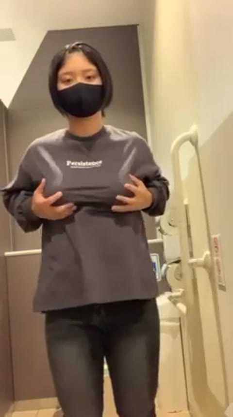 顔に似合わない巨乳の女の子♪ 友達には言えない秘密の自撮り♪