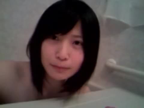 美女が自撮りをし、お風呂から出て制服に着替える