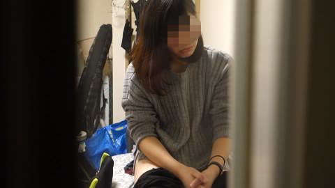 彼女の腰振りが優しすぎるので彼に叱られるが、意気込んで彼女は顔を上げ、ローリングフェラをする！！