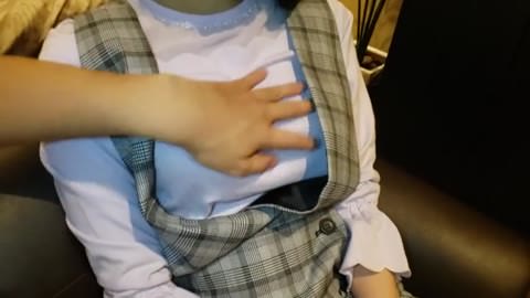 無修正。下半身の肌がざらざらした女の子（正面・背面）