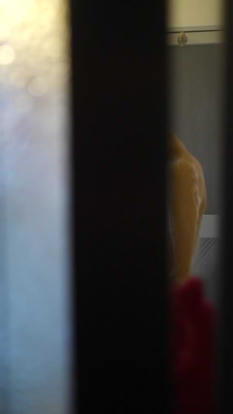 これが悪いことだと分かっていながら我慢できず、愛らしく控えめな妹にオナニーしてしまう、最低の兄