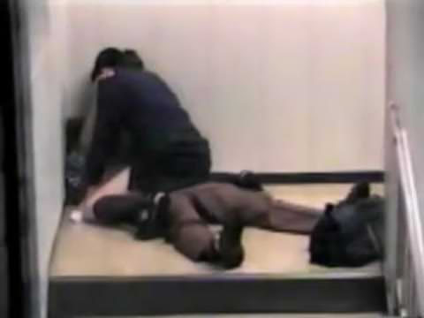 階段の踊り場でのセックス