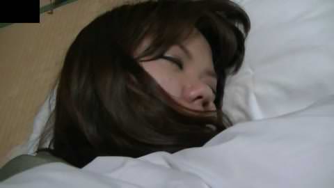 ホテルで2人を眠らせて……