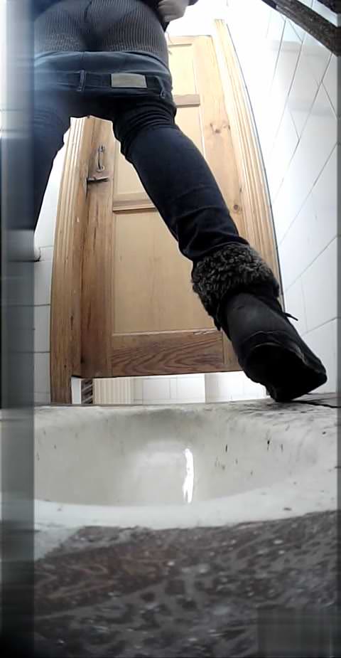 真冬のロシアのデパートの女子トイレ — 若い女性の後ろ姿撮影 ① [25分]