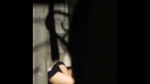 同棲中のカップルが裸で抱き合い、その後一緒に浴室へ