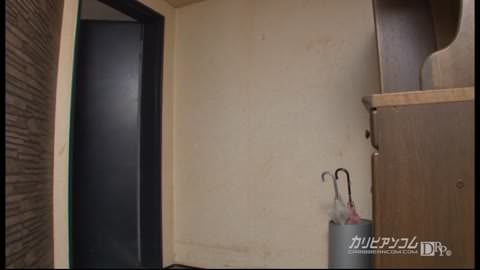 病人の世話をしていた男が、彼女のドレスの胸元を見て興奮してしまう。可愛いロリ美人の木村つな。舞台裏からのリーク。小さな胸。パイパン