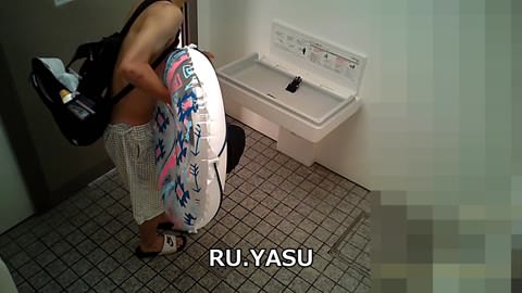 驚くべき姿を見せる若い仲睦まじいカップル…