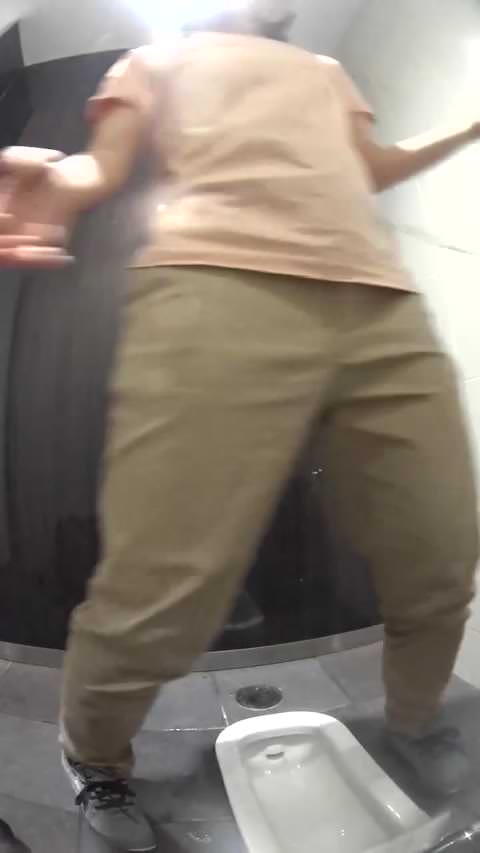 女子VIPトイレ49 うんちを拭いた紙を見せる妻