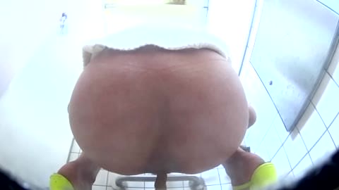 [注意：排泄シーン] 何度も排泄する女性