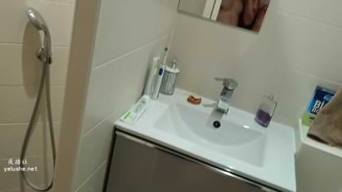 留学生リー・ウェイと2人のレズビアンによる最新の流出映像バスルームでの情熱：マッサージの後に2人のJ8がバスルームで一緒に遊ぶ