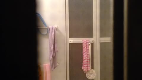 シャワーの強い水流で秘部を洗浄。お尻が揺れる美人OL、迫力満点のボディをクローズアップ