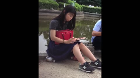 (PC/モバイル対応) うわっ！！信じられないほどの美女が脚を大きく広げ、真っ白なパンティが透けて見える！！