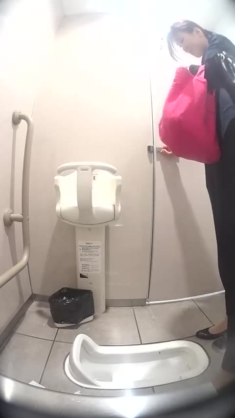 誰かが待っているのにトイレでオナニーする変態