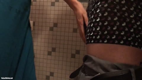 メガネっ娘が障害者用トイレでフェラチオ