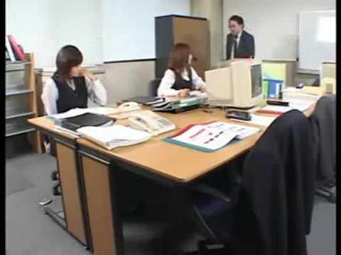 仕事中のOLへのクンニ