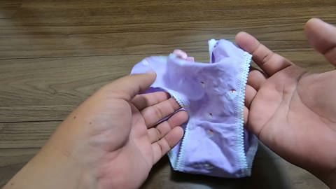 [パンティにシミありHD] ついに一番可愛い後輩との出張… 客の前での無遠慮なパンティのシミ、ハハ