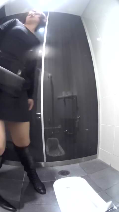 女子VIPトイレ 32マンコを掻く美女