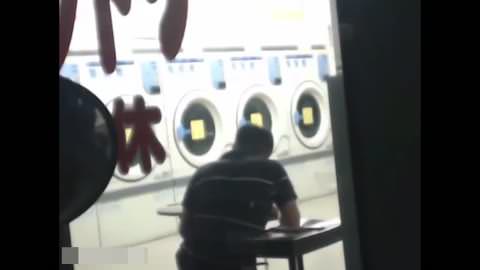 裸になって男と知り合い、車内でセックスをする変態露出狂