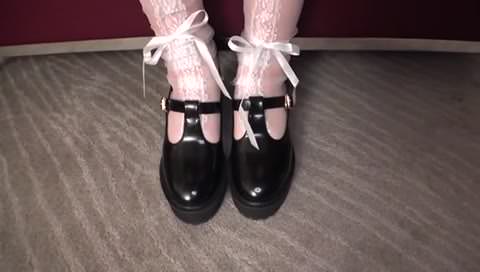 絶対にアイドルになりたい18歳。グラビア撮影という名目でエロ撮影を行う。プライベート撮影