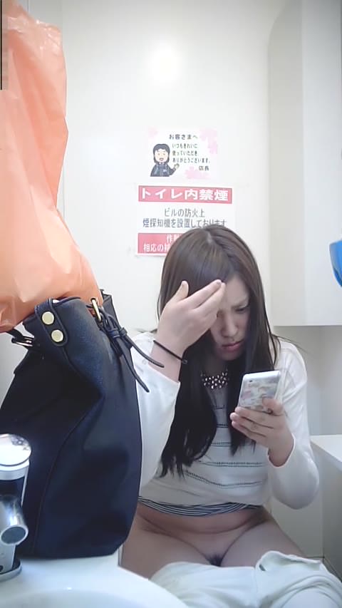 美しすぎて、笑い死にしそう！！トイレで下半身を露出する美女たち！！