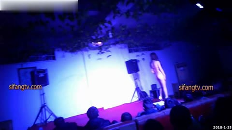 中国の村でのストリップ7