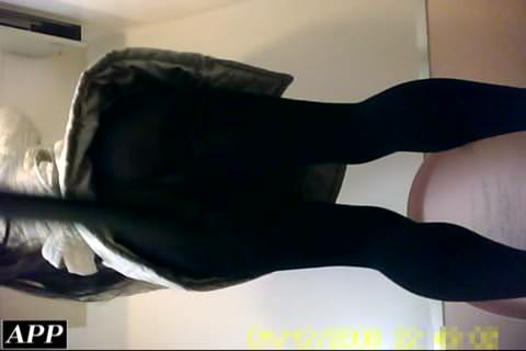 我慢できずにトイレでお漏らし ㉑