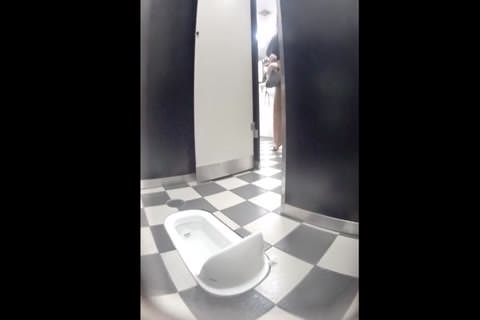 無修正。高級デパートのトイレ（和式・洋式）での隠し撮り