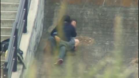 [望遠レンズを使った素人隠し撮り] 制服姿のカップル♥ お金がないから♥ 石畳の上で野外セックス。42分。