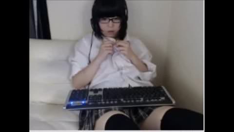 メガネをかけた20歳のオタク女子のクローズアップ