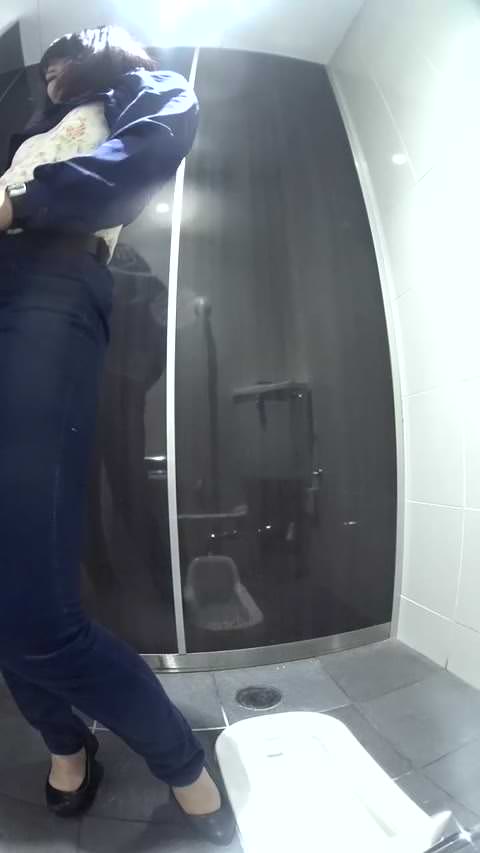 VIP女子トイレ：予期せぬハプニング――48人目の「ぽっちゃり」が出てきた瞬間にドアが開く