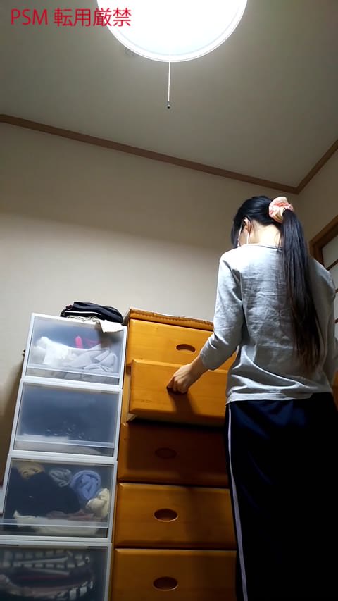 おしゃれな女の子の盗撮！今日は生理中、ナプキンを交換中！着替えとトイレ