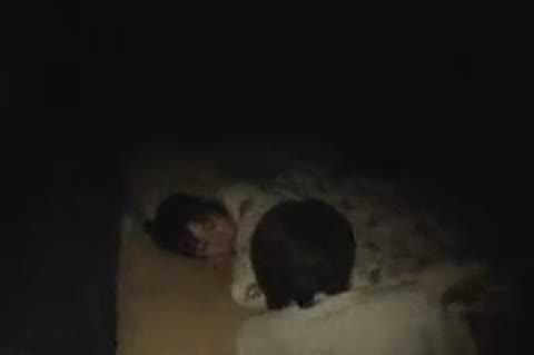 無修正：眠っている女子高生が2人の男にレイプされる…