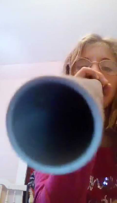 美女がトイレで服を脱ぐ