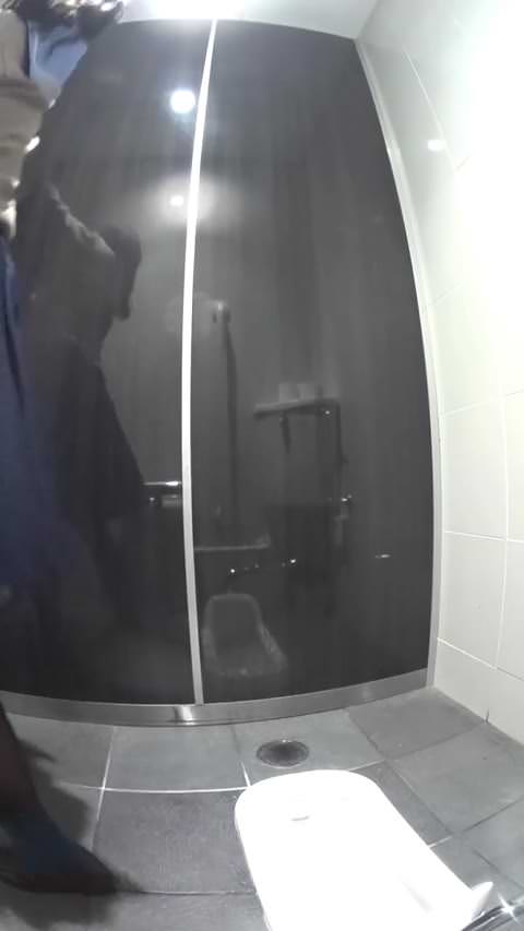 女子用VIPトイレ、非公開パート7 青色が似合う若い女性が、黒いストッキング姿で小さな胸を見せながら大声で喘ぐ