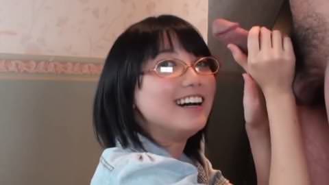 [メガネっ娘] 無邪気な口元と恥ずかしがり屋のフェラ