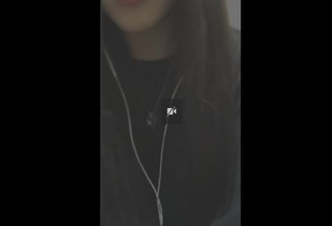 巨乳の女子高生とのライブ配信をたくさんお見せします：上からと下から