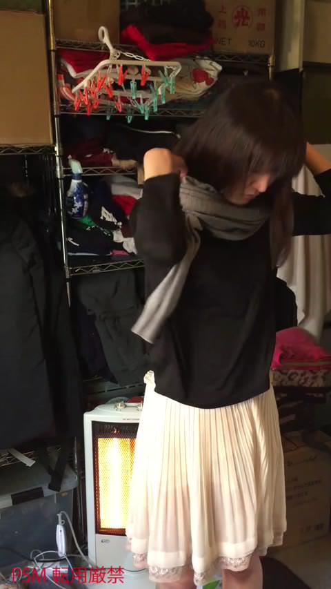 小胸の彼女が着替えるトイレでの隠し撮り流出