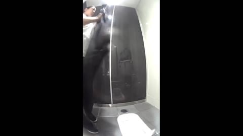 巨乳の女子がトイレで服を脱ぎ、カメラで自分を撮影し始める