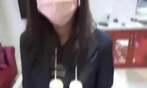 水玉模様の下着姿の女の子