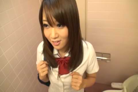 少額の援助を受ける生意気な女子高生。トイレで髪と制服に射精