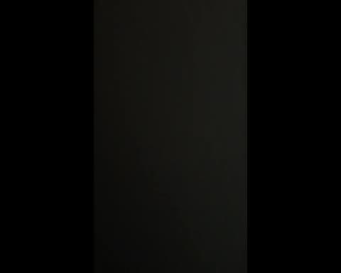 布団の下でマンコをクローズアップするエース