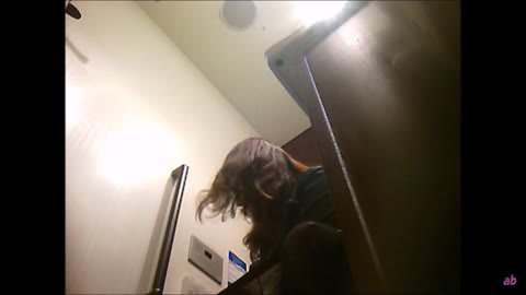 女子トイレの盗撮 (205) 鍵を忘れて、ドアが開いている！！しゃがんで放尿、しゃがんで★ LED超広角撮影 便器内を前後から、計5人の女性