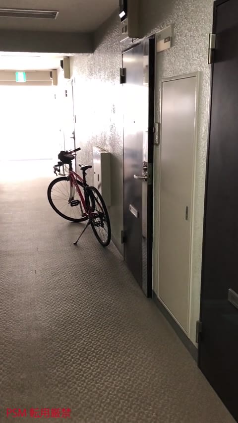 アパートへの侵入！ 寝ている間のいたずら！ 彼女が目を覚まし、本格的なバトルが始まった！